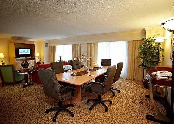 Hotel Marriott Airport 4*